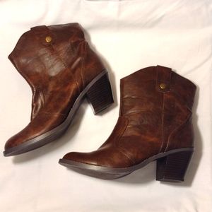 SODA Vegan Leather Boots Sz8. EUC!!